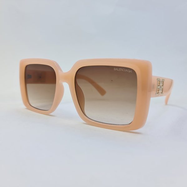 عکس از عینک آفتابی بالنسیاگا با فریم مربعی و بژ و عدسی قهوه ای مدل d22918