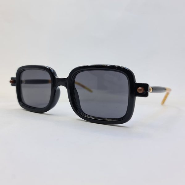 عکس از عینک آفتابی dior مربعی شکل با فریم رنگ مشکی و قهوه ای مدل fg888