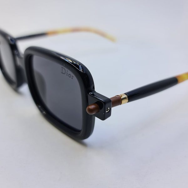عکس از عینک آفتابی dior مربعی شکل با فریم رنگ مشکی و قهوه ای مدل fg888