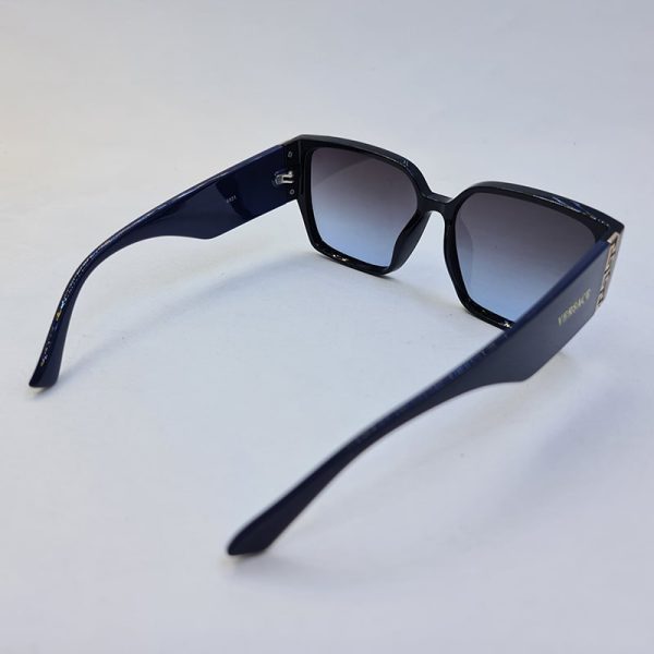 عکس از عینک آفتابی versace با فریم مشکی رنگ و دسته پهن و سرمه ای مدل 6851
