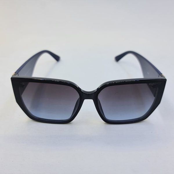 عکس از عینک آفتابی versace با فریم مشکی رنگ و دسته پهن و سرمه ای مدل 6851
