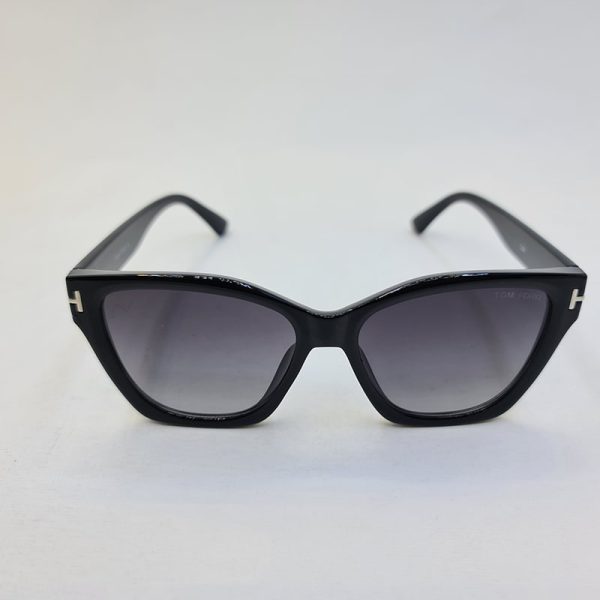 عکس از عینک آفتابی گربه ای تام فورد با فریم مشکی براق و لنز تیره مدل 7266