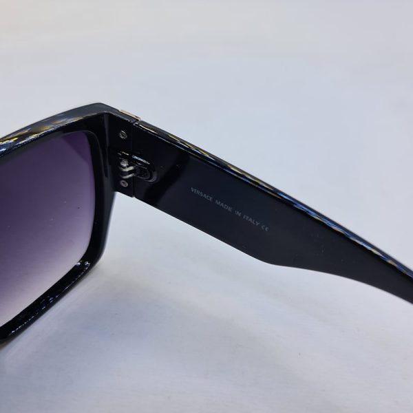 عکس از عینک آفتابی ورساچه با فریم مشکی رنگ و سایز بزرگ و دسته پهن و مدل 6851