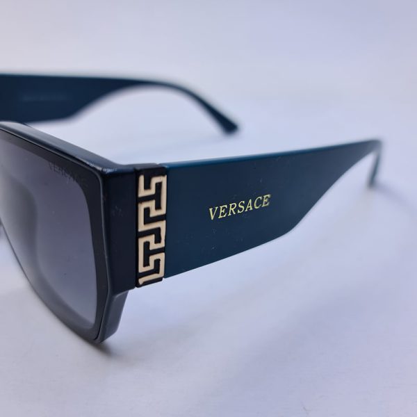 عکس از عینک آفتابی versace با فریم مشکی رنگ و دسته ضخیم و سبز و مدل 6851