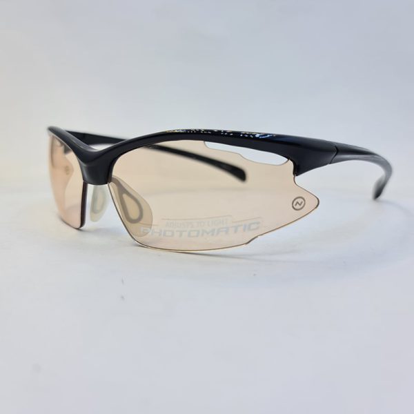 عکس از عینک ورزشی نیم فریم با عدسی قهوه ای و فتوکرومیک و فریم مشکی مدل ph13