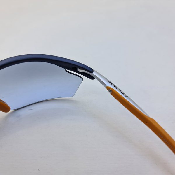عکس از عینک ورزشی با فریم مشکی و عدسی آبی رنگ و دسته نقره ای و نارنجی مدل tp83998