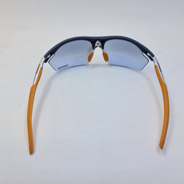 عکس از عینک ورزشی با فریم مشکی و عدسی آبی رنگ و دسته نقره ای و نارنجی مدل tp83998