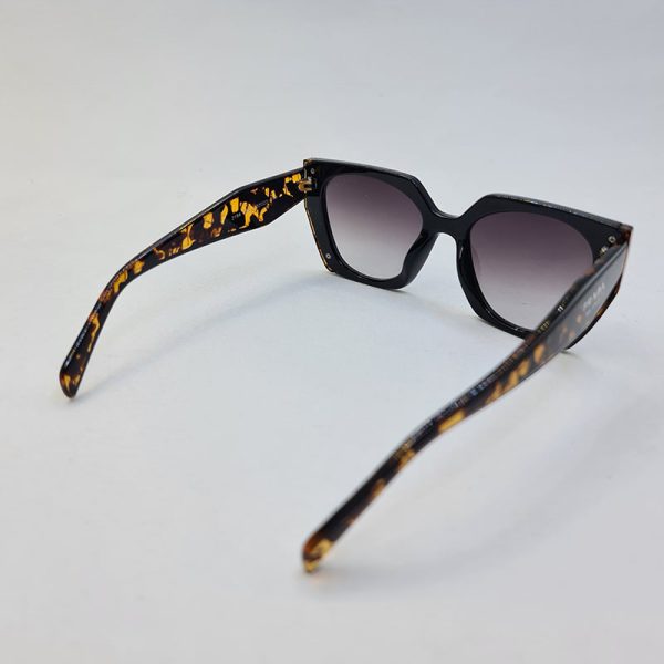 عکس از عینک آفتابی prada با فریم مشکی و دسته قهوه ای چند رنگ (پلنگی) مدل 2194