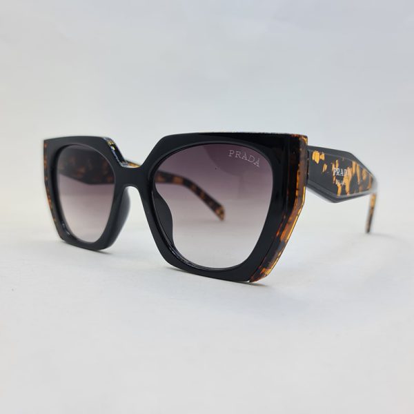 عکس از عینک آفتابی prada با فریم مشکی و دسته قهوه ای چند رنگ (پلنگی) مدل 2194
