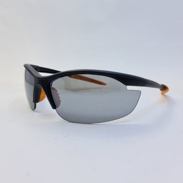 عکس از عینک افتابی ورزشی نیم فریم با فریم مشکی و لنز دودی ترنادو مدل tp506949