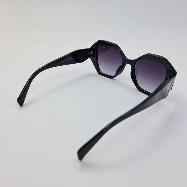 عکس از عینک آفتابی برند پرادا با فریم و دسته مشکی رنگ و لنز سایه روشن مدل 6086