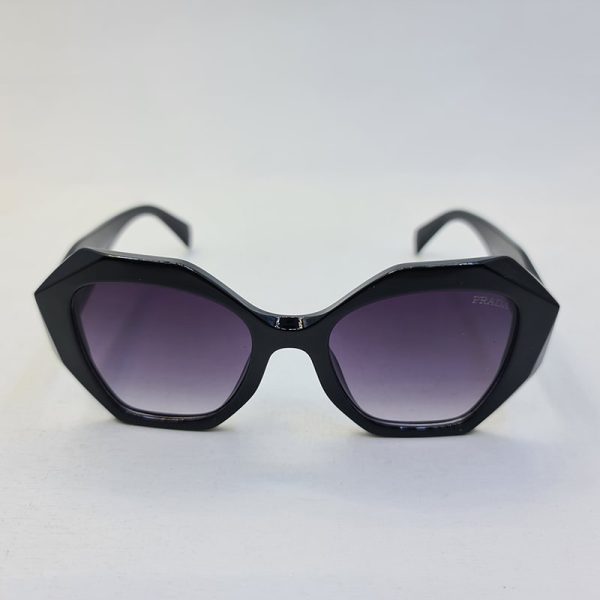 عکس از عینک آفتابی برند پرادا با فریم و دسته مشکی رنگ و لنز سایه روشن مدل 6086