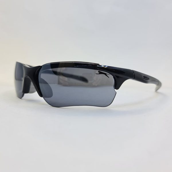 عکس از عینک ورزشی نیم فریم با قاب مشکی رنگ و دسته طوسی مدل 1070
