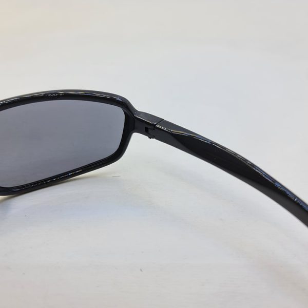 عکس از عینک آفتابی ورزشی با فریم مشکی و عدسی یکسره و دودی رنگ مدل sample113