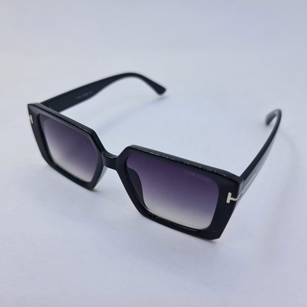عکس از عینک آفتابی تام فورد با فریم مشکی و مربعی شکل و عدسی تیره مدل 7276