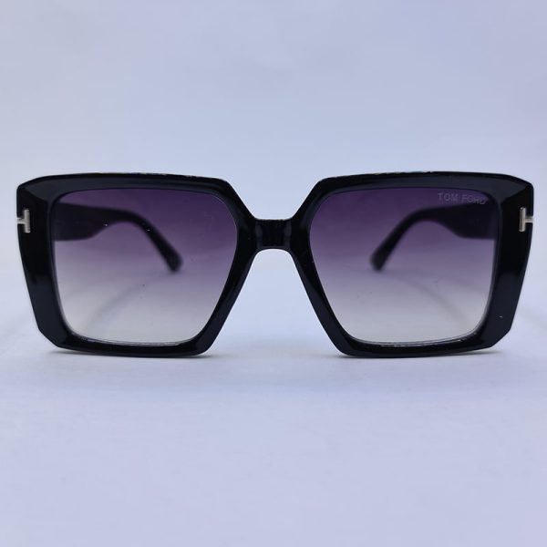 عکس از عینک آفتابی تام فورد با فریم مشکی و مربعی شکل و عدسی تیره مدل 7276