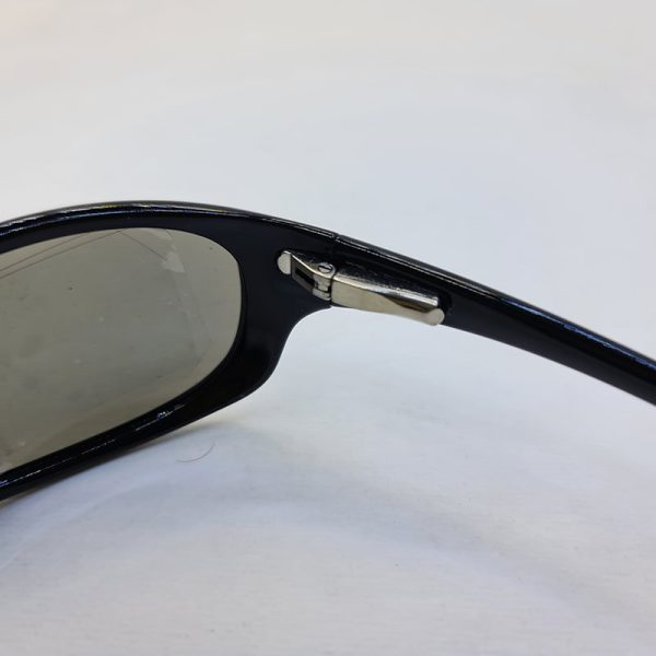 عکس از عینک ورزشی پولاریزه با فریم مشکی و دسته فنر دار tornado مدل tp506354