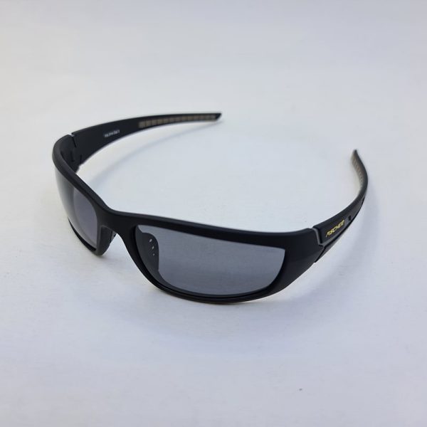 عکس از عینک ورزشی پلاریزه با فریم مشکی و عدسی دودی fischer مدل fs31a
