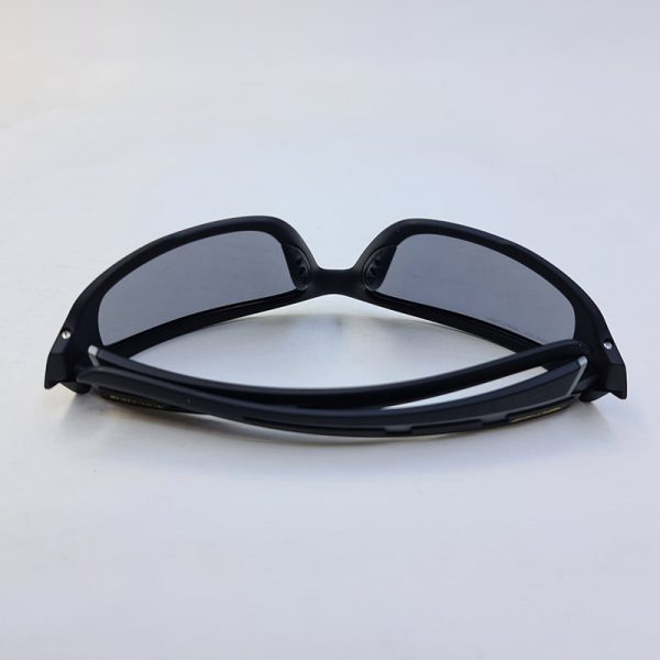 عکس از عینک ورزشی پلاریزه با فریم مشکی و عدسی دودی fischer مدل fs31a