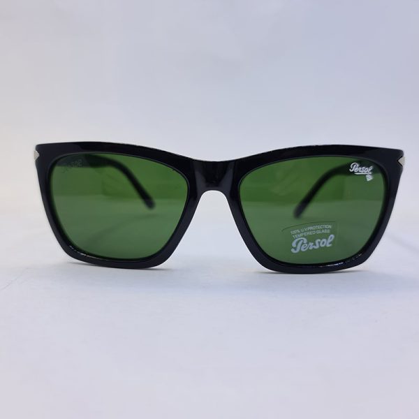 عکس از عینک آفتابی پرسول با فریم مشکی و عدسی سنگ و سبز و دسته فنری مدل po3220