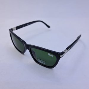 عکس از عینک آفتابی پرسول با فریم مشکی و عدسی سنگ و سبز و دسته فنری مدل PO3220