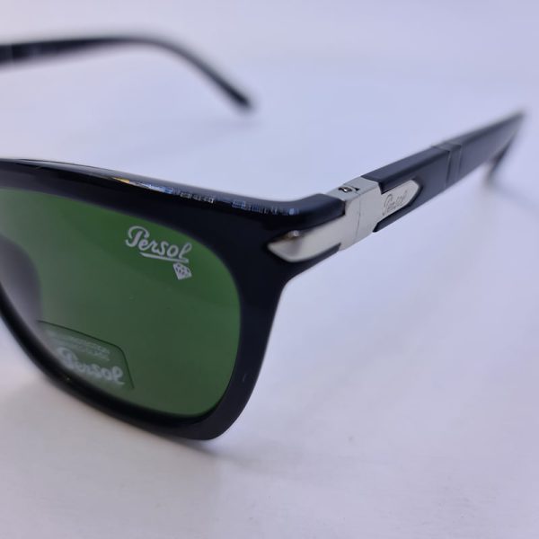 عکس از عینک آفتابی پرسول با فریم مشکی و عدسی سنگ و سبز و دسته فنری مدل po3220