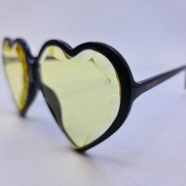 عکس از عینک دید در شب با فریم مشکی رنگ و قلبی و عدسی زرد برند گوچی مدل gg0360s