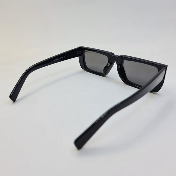 عکس از عینک آفتابی فانتزی با فریم مشکی رنگ، کشیده و مستطیلی شکل برند پرادا مدل 2340
