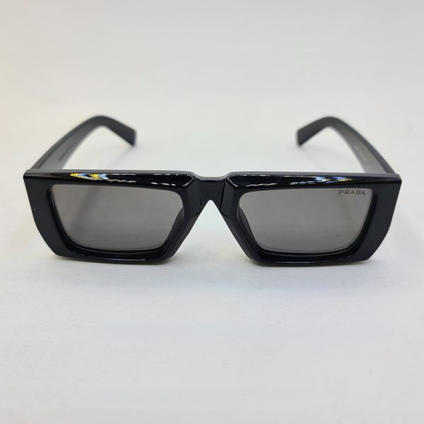 عکس از عینک آفتابی فانتزی با فریم مشکی رنگ، کشیده و مستطیلی شکل برند پرادا مدل 2340