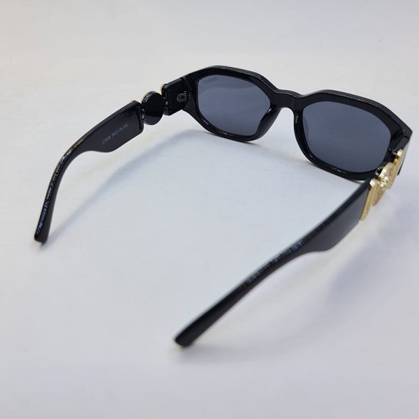 عکس از عینک آفتابی versace با فریم مستطیلی و مشکی رنگ و لنز دودی مدل 21008