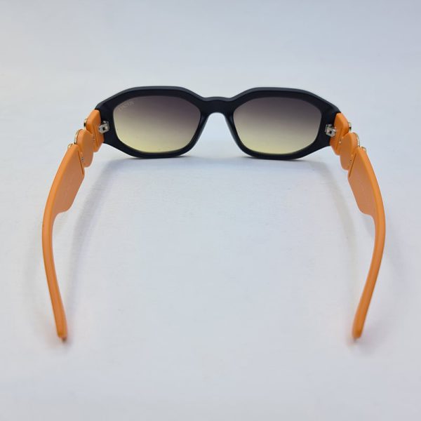 عکس از عینک آفتابی versace با فریم مشکی و دسته نارنجی و لنز دودی مدل 21008