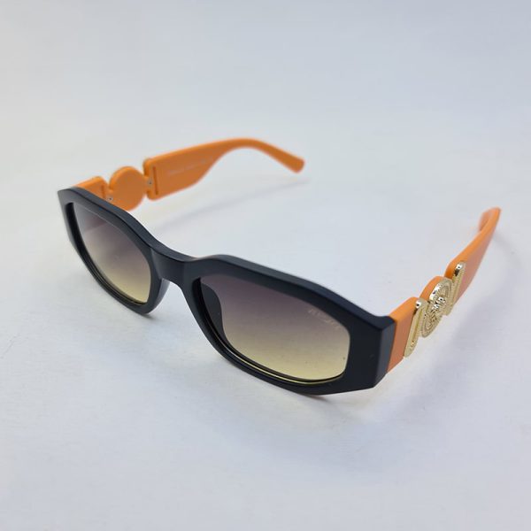 عکس از عینک آفتابی versace با فریم مشکی و دسته نارنجی و لنز دودی مدل 21008