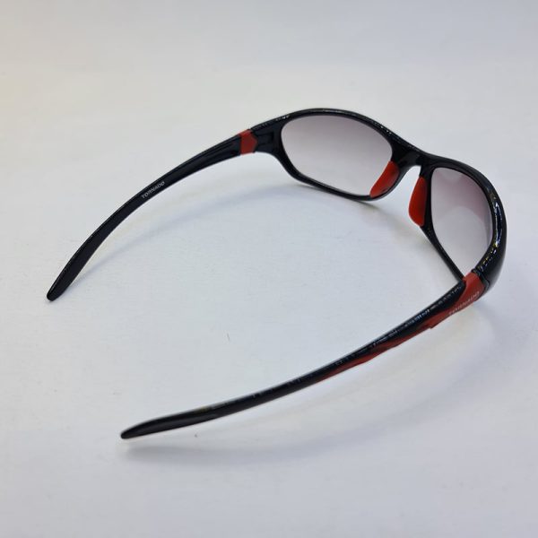 عکس از عینک ورزشی با فریم مشکی و قرمز رنگ و عدسی دودی مدل tp506819