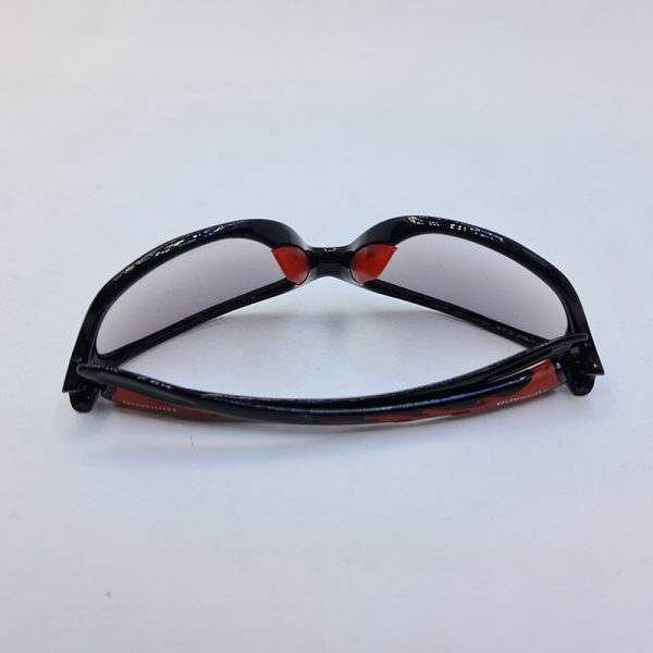 عکس از عینک ورزشی با فریم مشکی و قرمز رنگ و عدسی دودی مدل tp506819