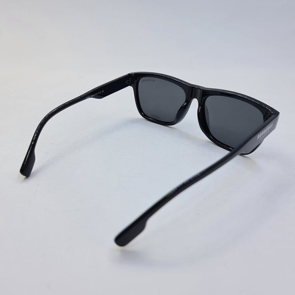 عکس از عینک آفتابی پلاریزه با فریم مشکی رنگ و براق برند burberry مدل 3892