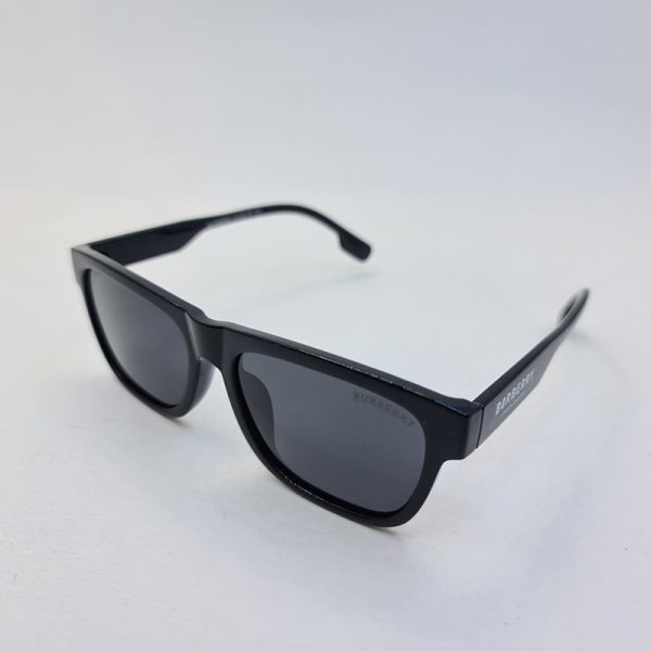 عکس از عینک آفتابی پلاریزه با فریم مشکی رنگ و براق برند burberry مدل 3892