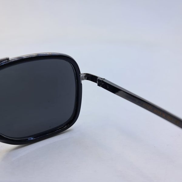 عکس از عینک آفتابی پولاریزه با فریم مشکی و نوک مدادی و لنز دودی کاررا مدل c426