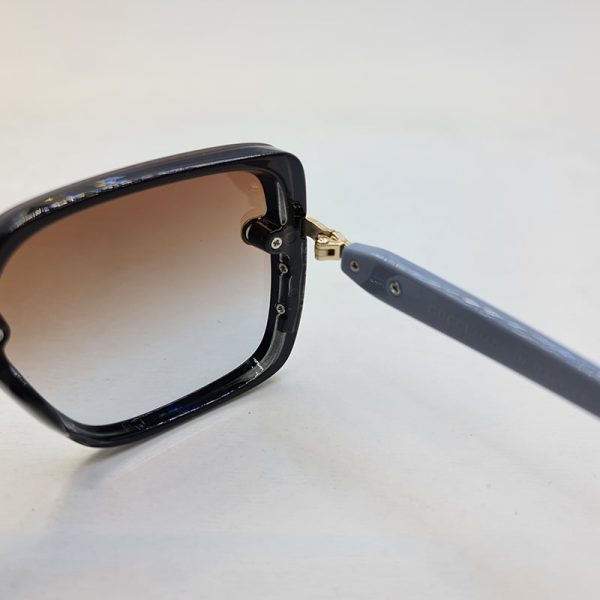 عکس از عینک آفتابی با فریم مشکی رنگ و دسته طوسی و لنز قهوه ای برند gucci مدل 6031
