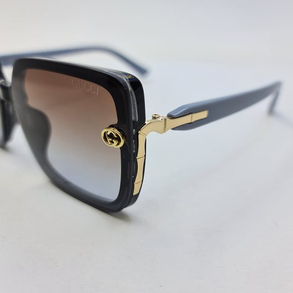 عکس از عینک آفتابی با فریم مشکی رنگ و دسته طوسی و لنز قهوه ای برند gucci مدل 6031