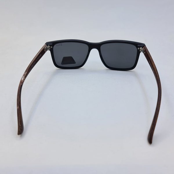 عکس از عینک آفتابی پلاریزه برند دیور با فریم مشکی رنگ و دسته طرح چوبی مدل 4012