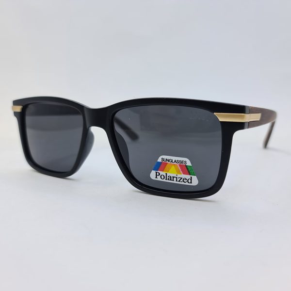 عکس از عینک آفتابی پلاریزه برند دیور با فریم مشکی رنگ و دسته طرح چوبی مدل 4012