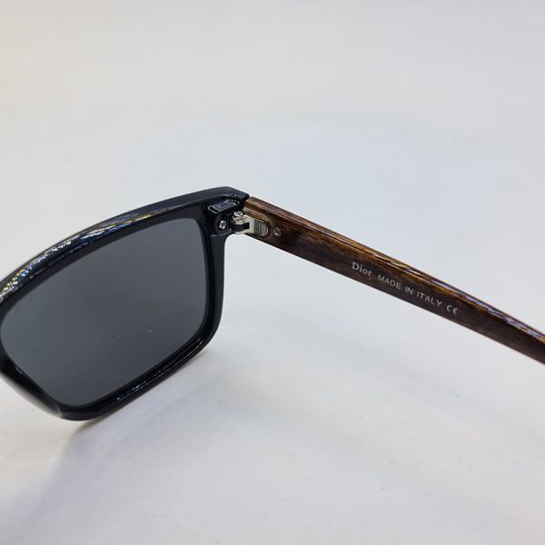 عکس از عینک آفتابی پلاریزه dior با فریم مشکی و دسته قهوه ای رنگ طرح چوبی مدل 4012