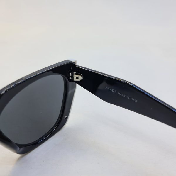 عکس از عینک آفتابی پرادا با فریم مشکی رنگ و دسته سفید و عدسی تیره مدل 2194