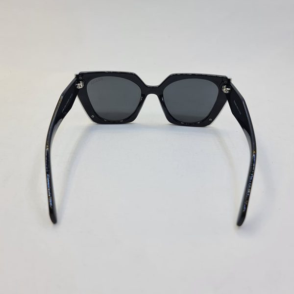 عکس از عینک آفتابی پرادا با فریم مشکی رنگ و دسته سفید و عدسی تیره مدل 2194