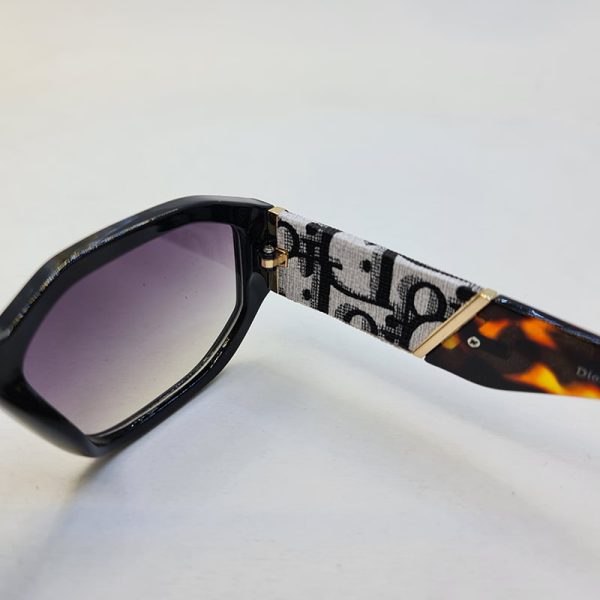 عکس از عینک آفتابی مستطیلی شکل با فریم مشکی و دسته قهوه ای رنگ dior مدل 6865