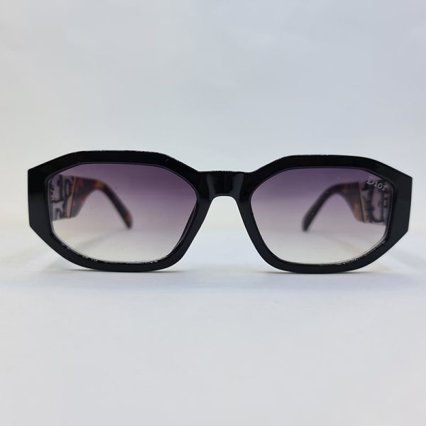 عکس از عینک آفتابی مستطیلی شکل با فریم مشکی و دسته قهوه ای رنگ dior مدل 6865
