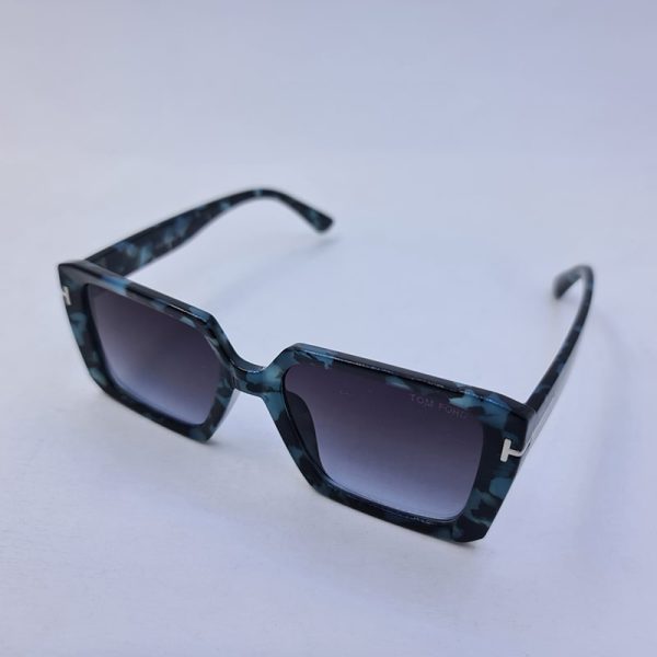 عکس از عینک آفتابی تام فورد با فریم چریکی مشکی و آبی رنگ مربعی شکل مدل 7276