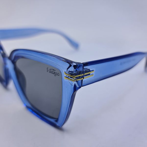 عکس از عینک آفتابی گربه ای برند vintage با فریم آبی شفاف و عدسی دودی مدل 2247