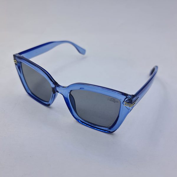 عکس از عینک آفتابی گربه ای برند vintage با فریم آبی شفاف و عدسی دودی مدل 2247