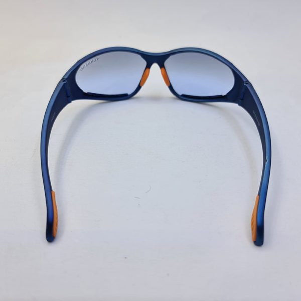 عکس از عینک ورزشی با فریم آبی و نارنجی رنگ و عدسی آبی مدل tp405010